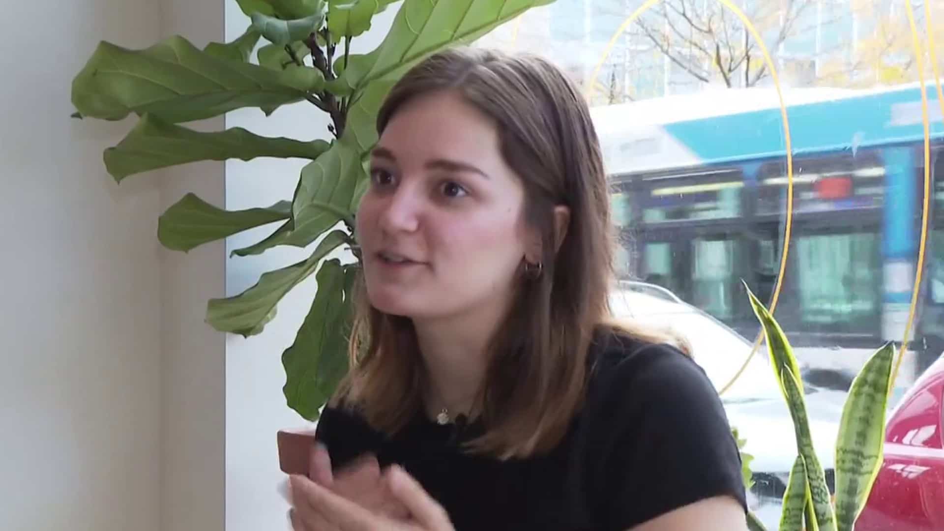 Sabrina nous présente la chanteuse Thaïs