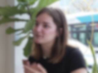 Sabrina nous présente la chanteuse Thaïs