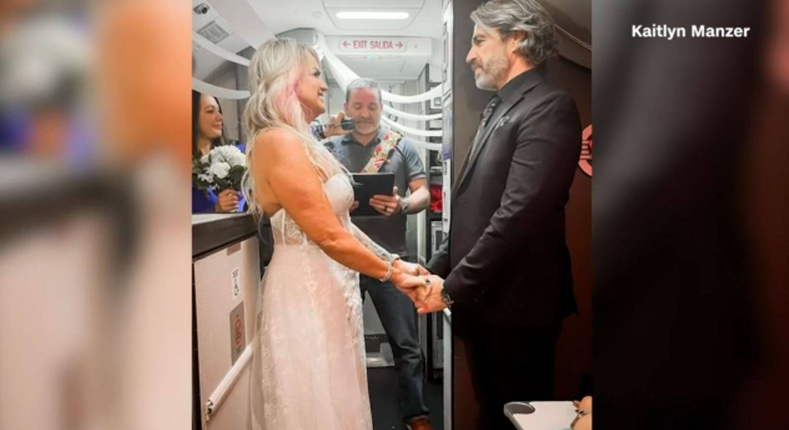 Vol annul&eacute;, un couple d&eacute;cide de se marier &agrave; 37 000 pieds dans les airs