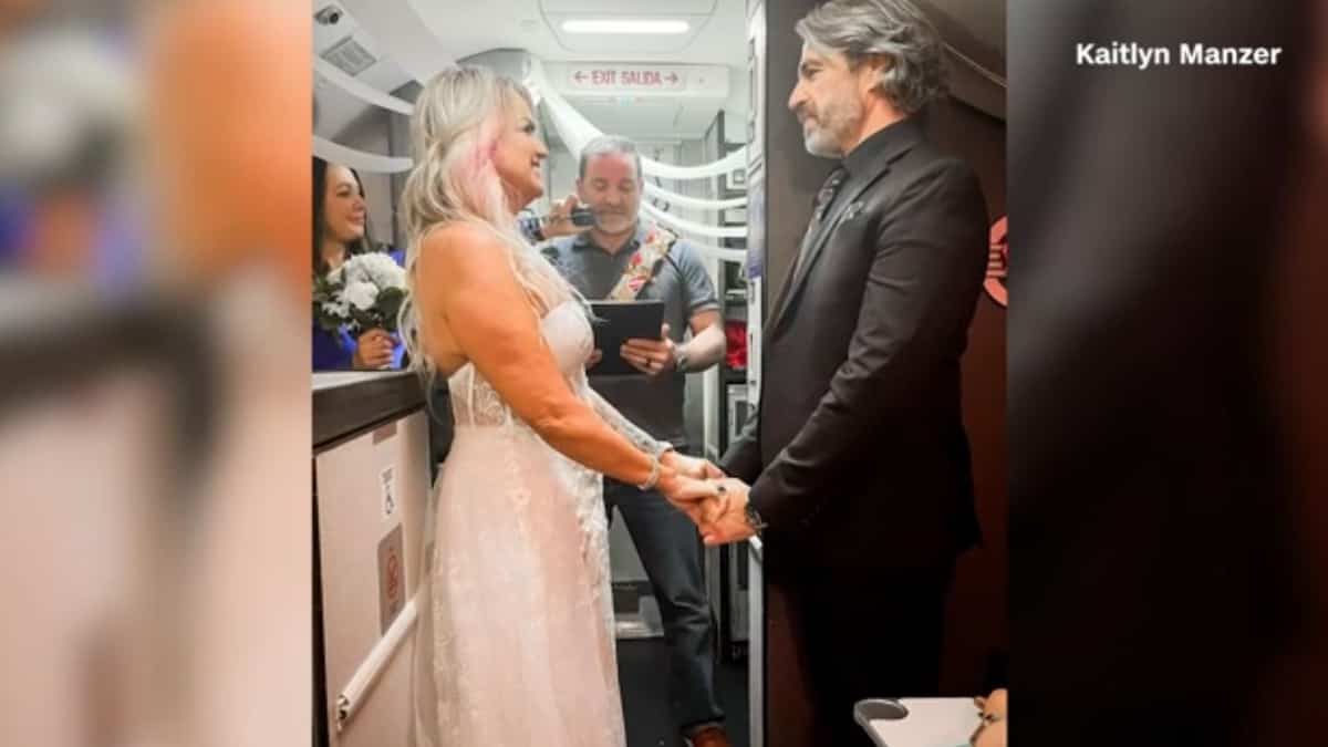 Vol annulé, un couple décide de se marier à 37 000 pieds dans les airs