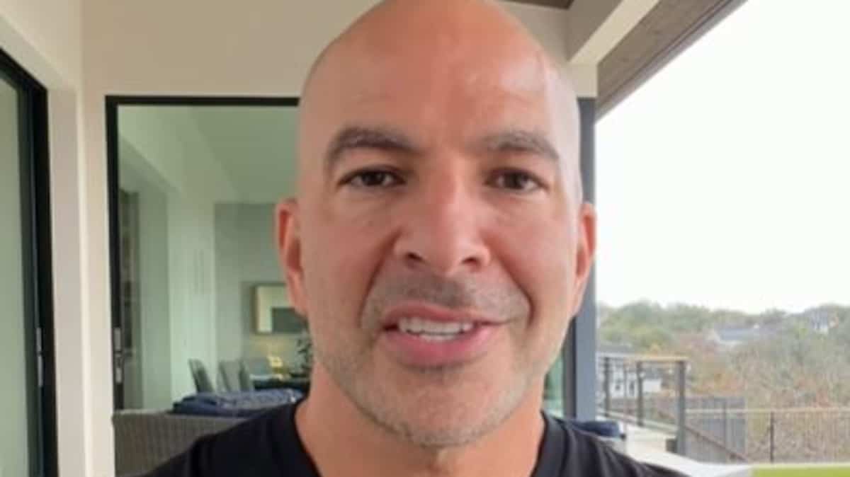 Un médecin influenceur quitte CBS en raison de ses échanges avec Epstein