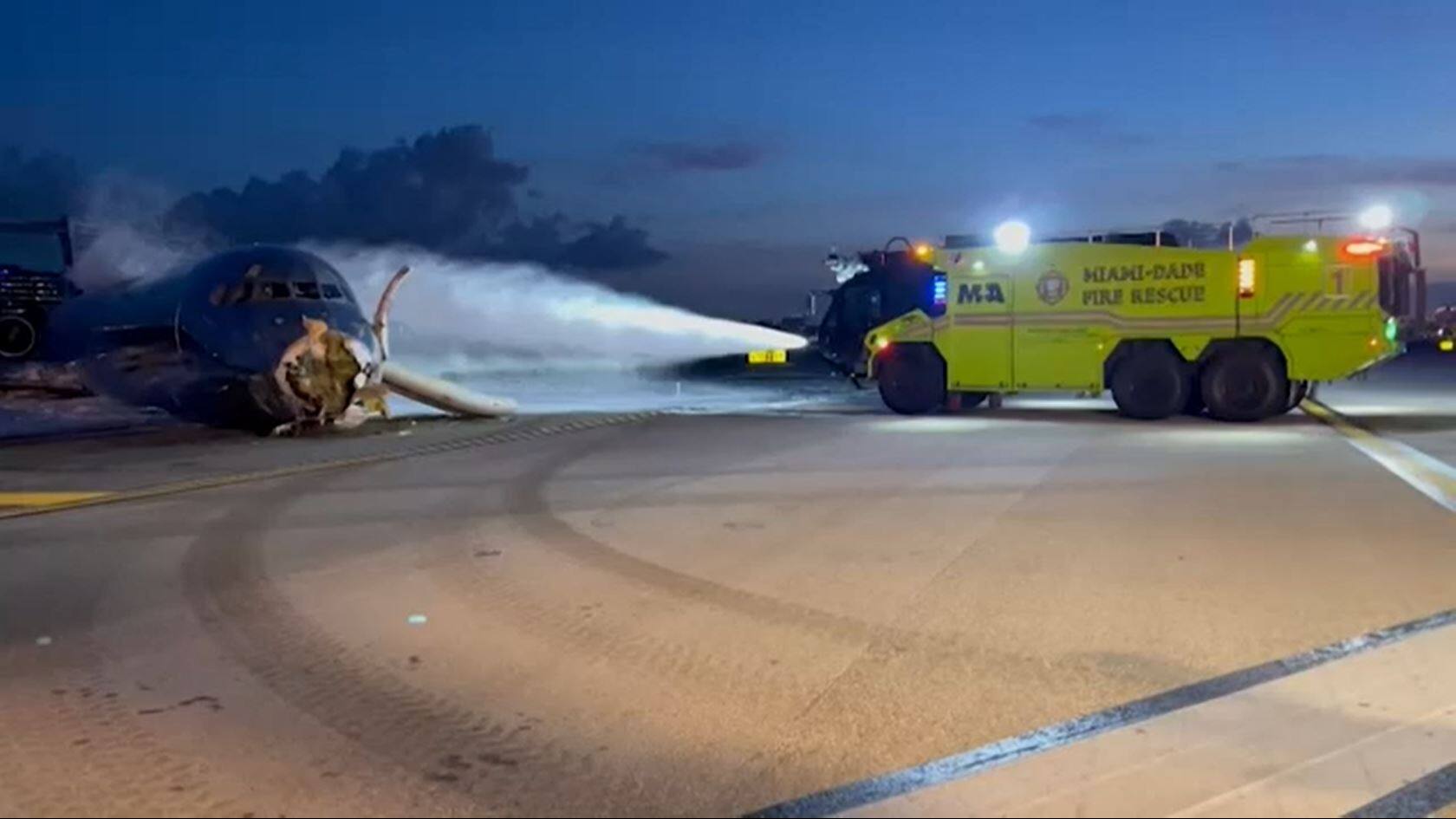 EN IMAGES | Un avion prend feu lors de son atterrissage &agrave; Miami