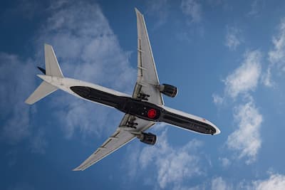 Cabina dell'aereo con passeggeri