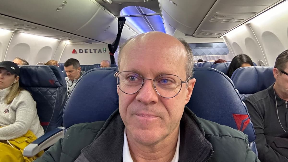 He offers 0,000 to a female passenger to remove her mask He offers 0,000 to a female passenger to remove her mask