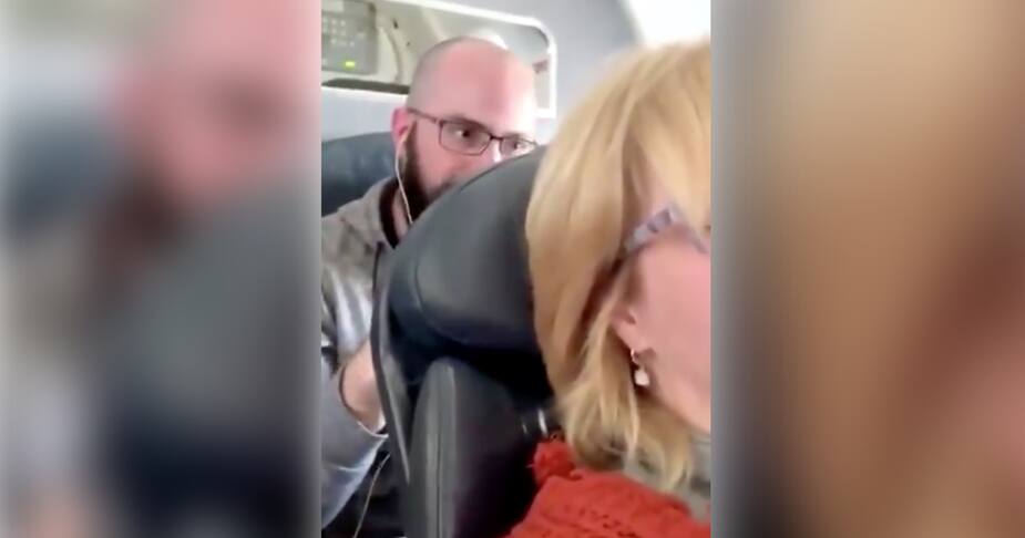 Image principale de l'article Il frappe le siège de la femme devant lui