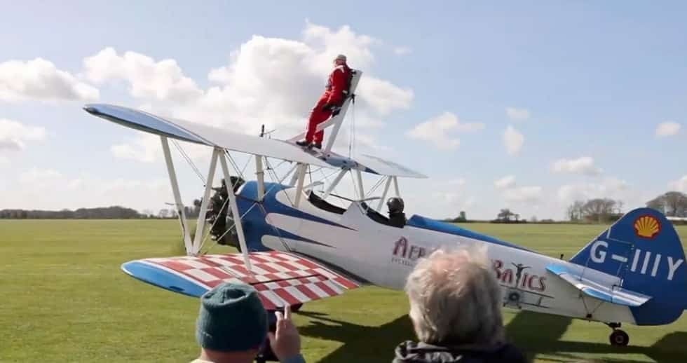 Un homme de 95 ans debout sur un avion en vol