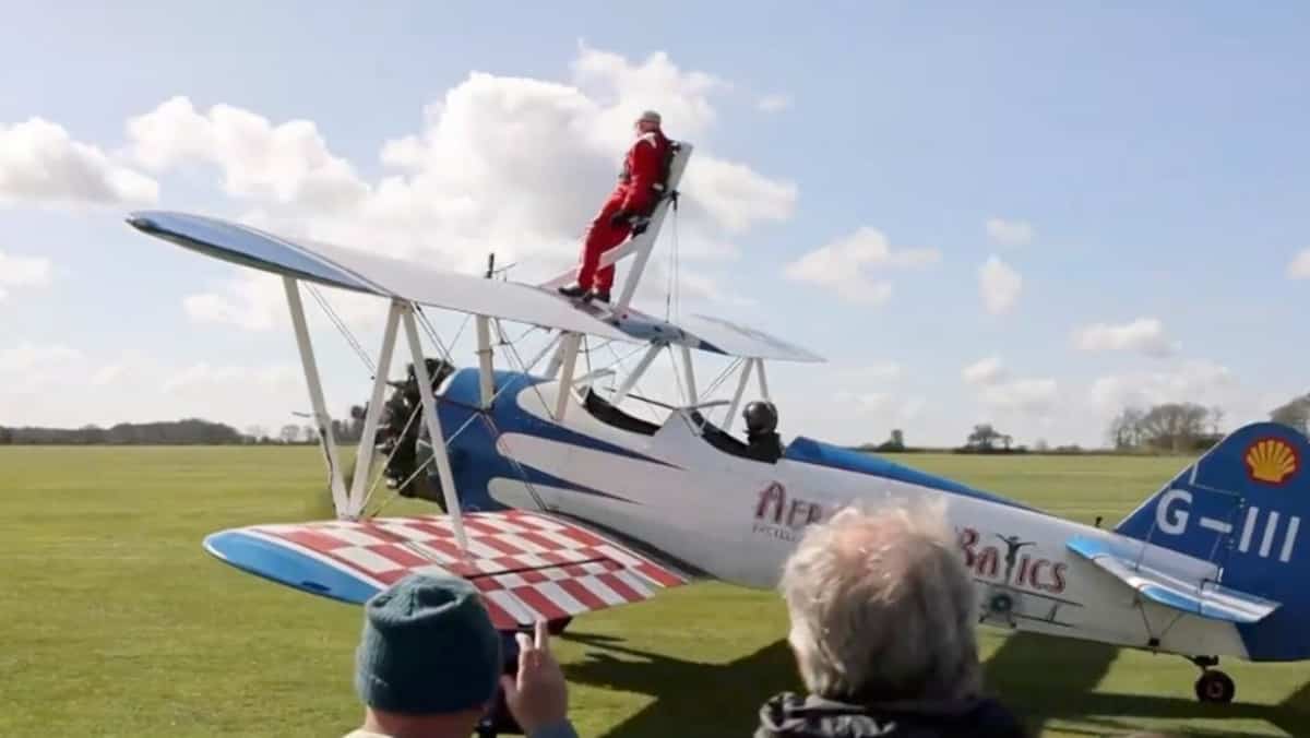 Un homme de 95 ans debout sur un avion en vol