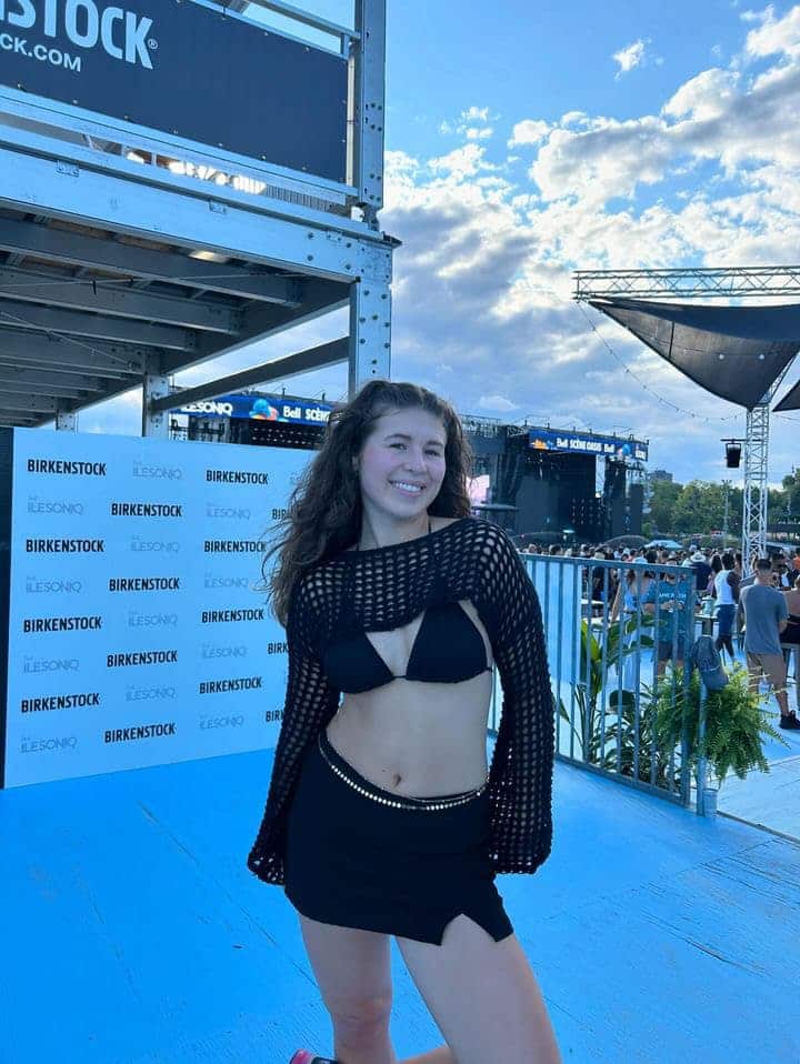 Cette star TikTok vue au festival est magnifique