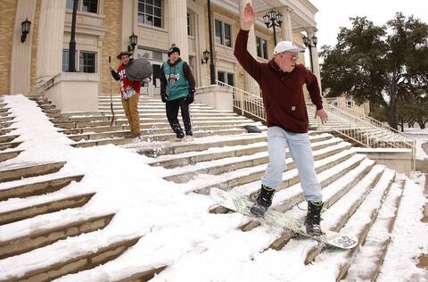 Estados Unidos: Continúa la ola de frío y también se corta el suministro eléctrico