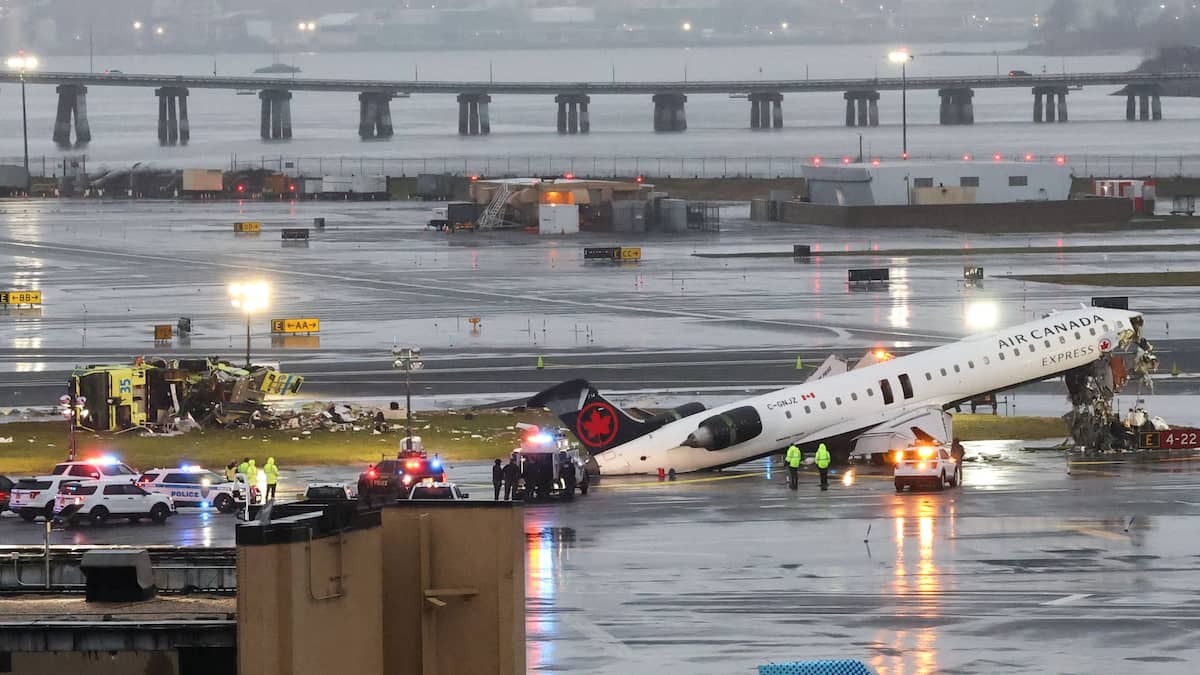 Collision «à grande vitesse» à l’aéroport LaGuardia: l’avion aurait foncé à plus de 160 km/h sur le véhicule d’urgence
