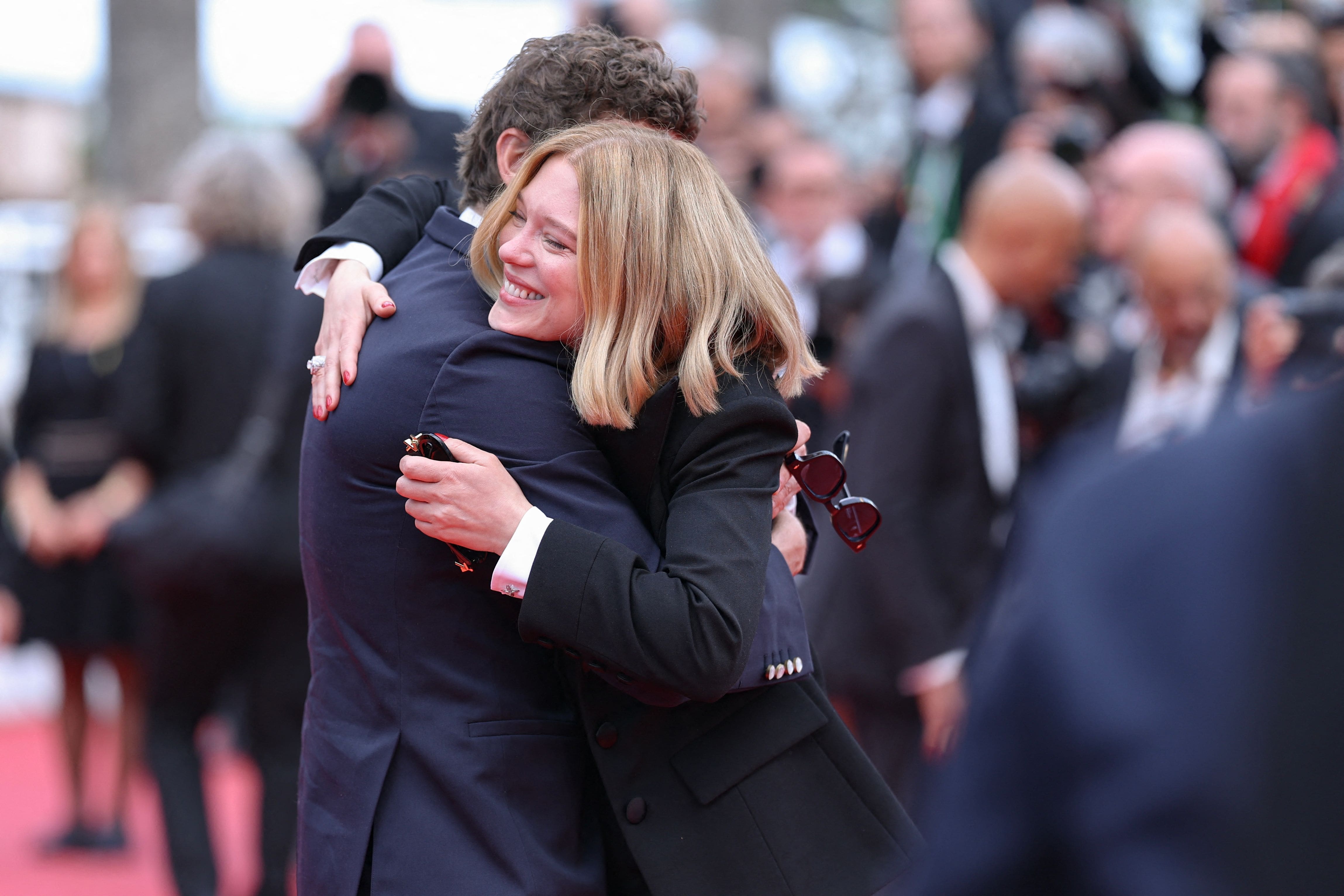 L’acteur québécois Niels Schneider enlace l’actrice française Léa Seydoux à leur sortie de la projection du film «L’Inconnue».