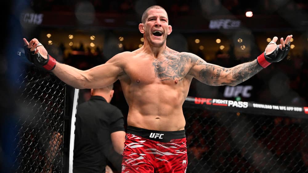 Marc-André Barriault en pleurs après une émouvante victoire à l'UFC 315