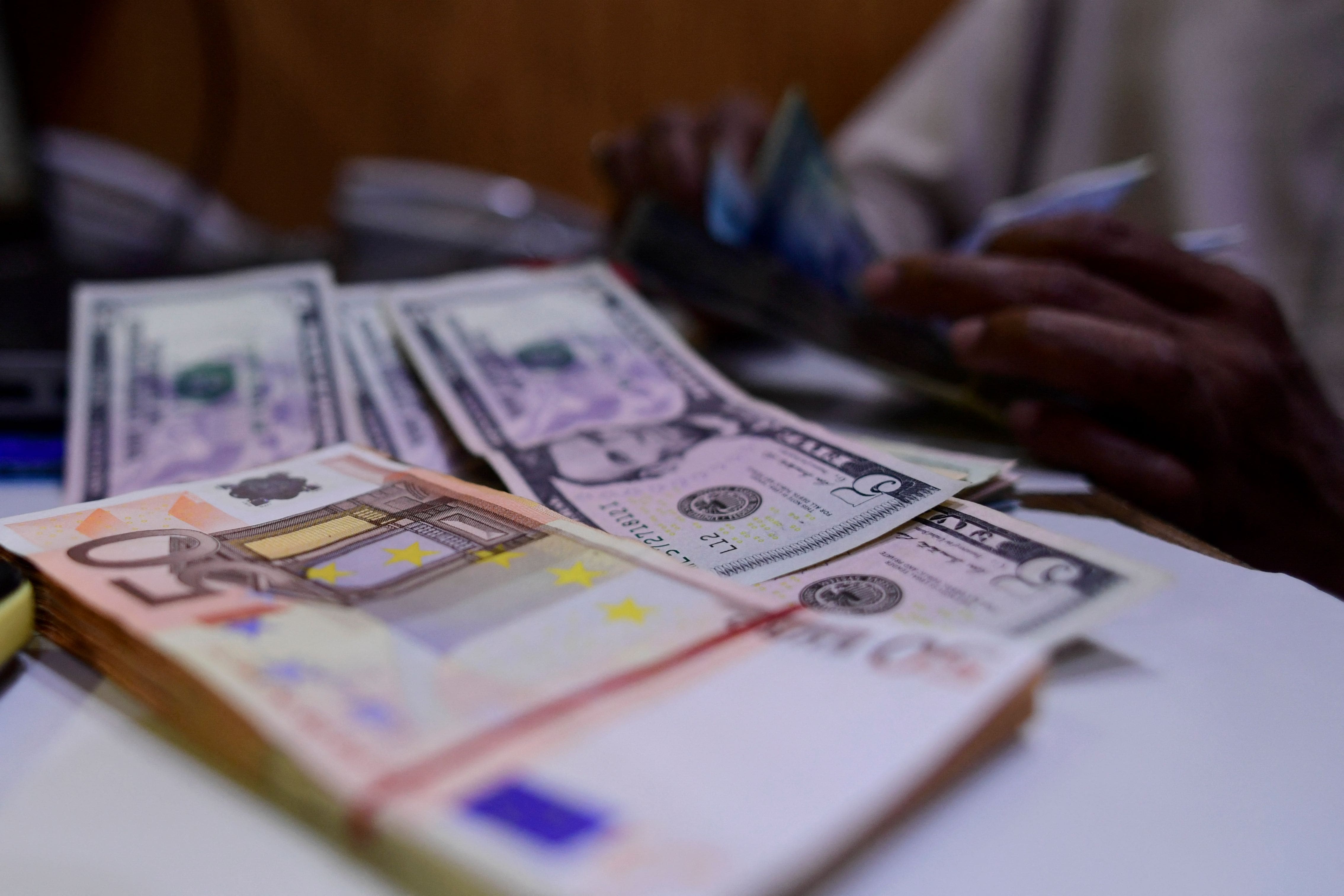 La vente des devises &eacute;trang&egrave;res suspendue jusqu'au 9 septembre en Russie