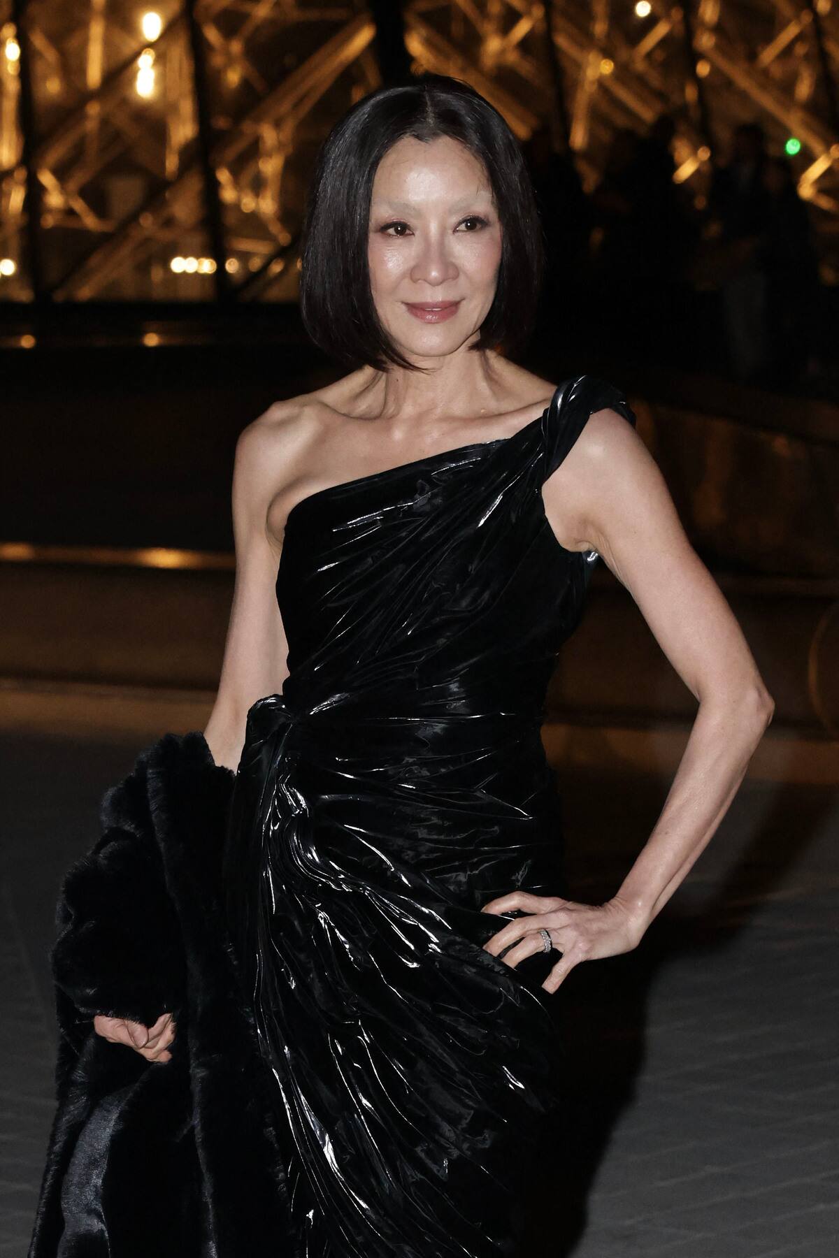 [PHOTOS]  Aliocha Schneider pose sin Charlotte Cardin frente al Louvre como parte de la Semana de la Moda de París