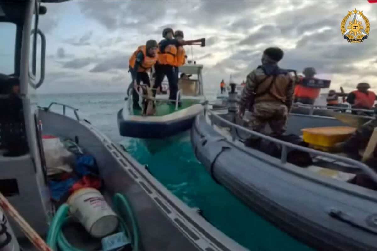 VID&Eacute;O | Des garde-c&ocirc;tes chinois arm&eacute;s affrontent des marins philippins