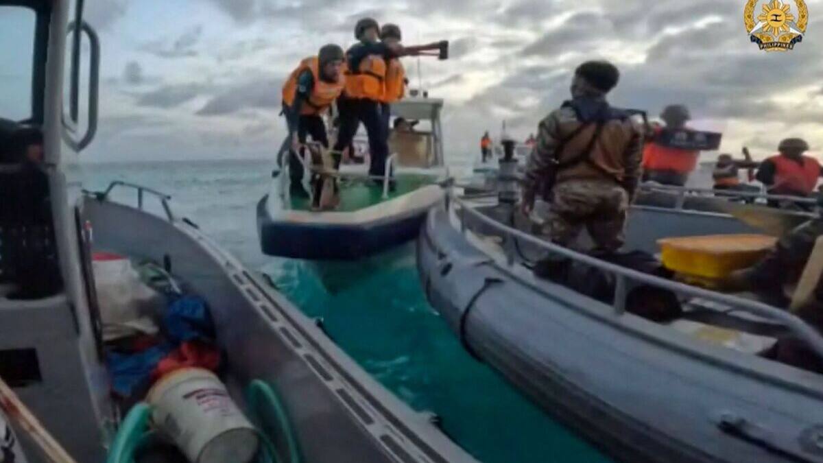 VIDÉO | Des garde-côtes chinois armés affrontent des marins philippins