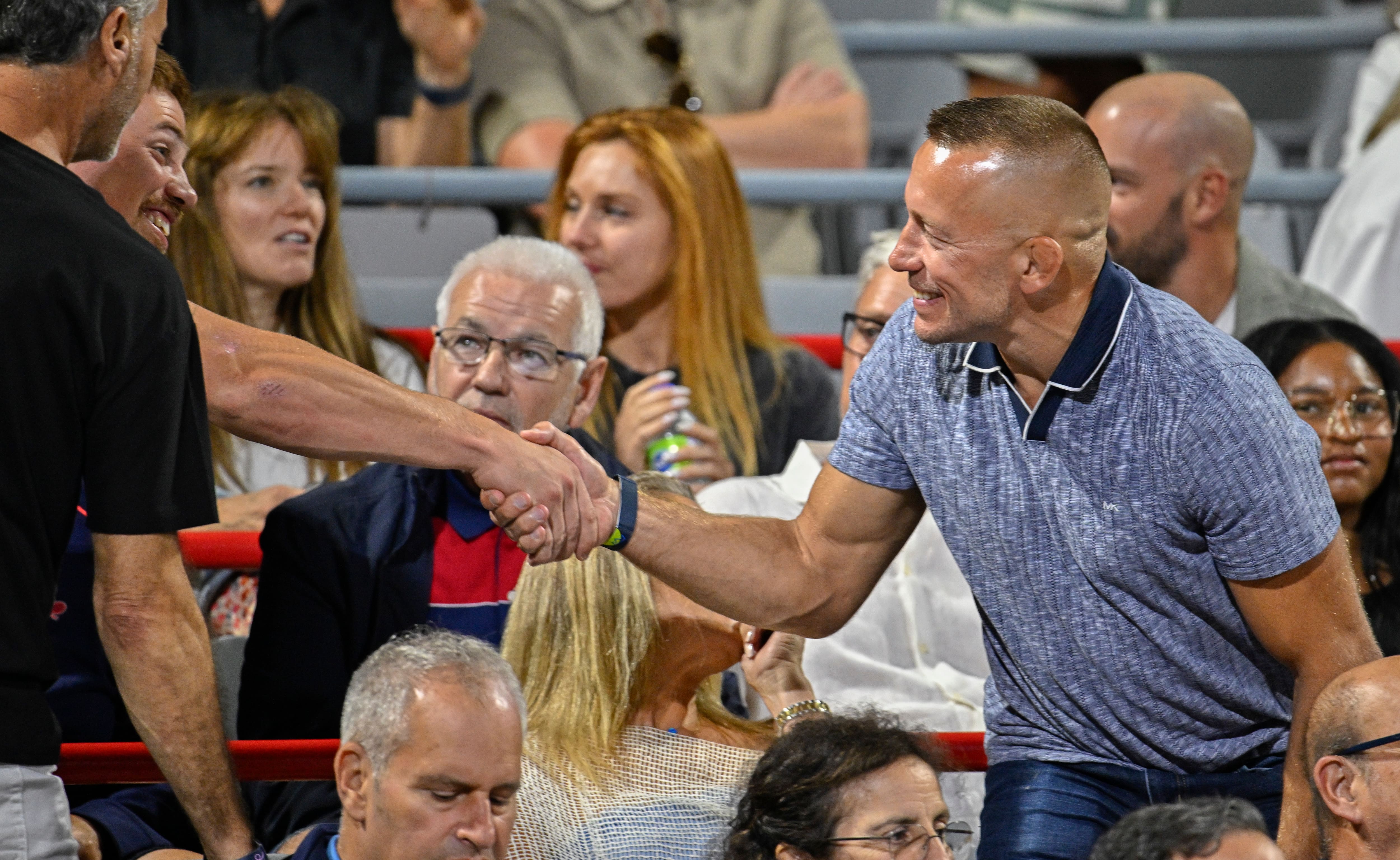 Le quart-arrière des Alouettes Davis Alexander a serré la pince à l’ex-champion d’arts martiaux mixtes Georges St-Pierre, mercredi soir.