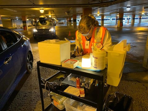 Car vaccination at PEPS at Université Laval.