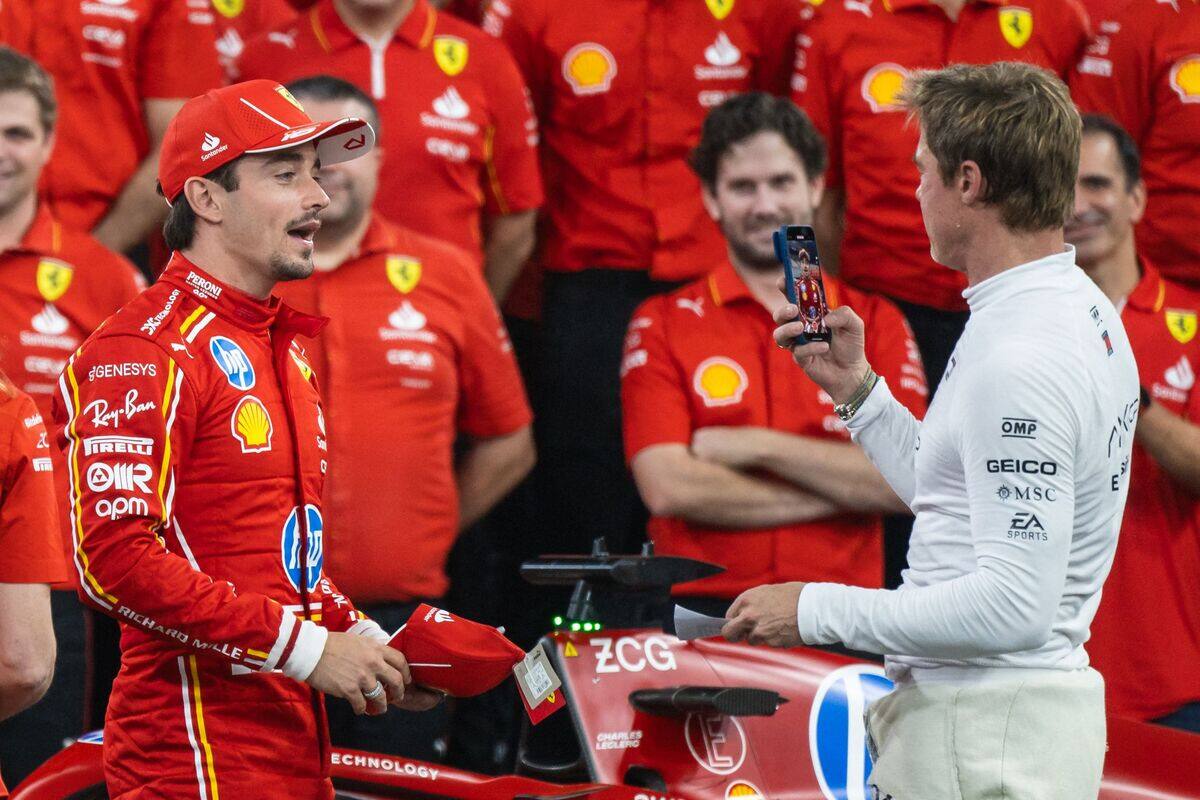 [EN PHOTOS]  Brad Pitt causa sensación en el Gran Premio de Abu Dabi mientras filma la película “F1”