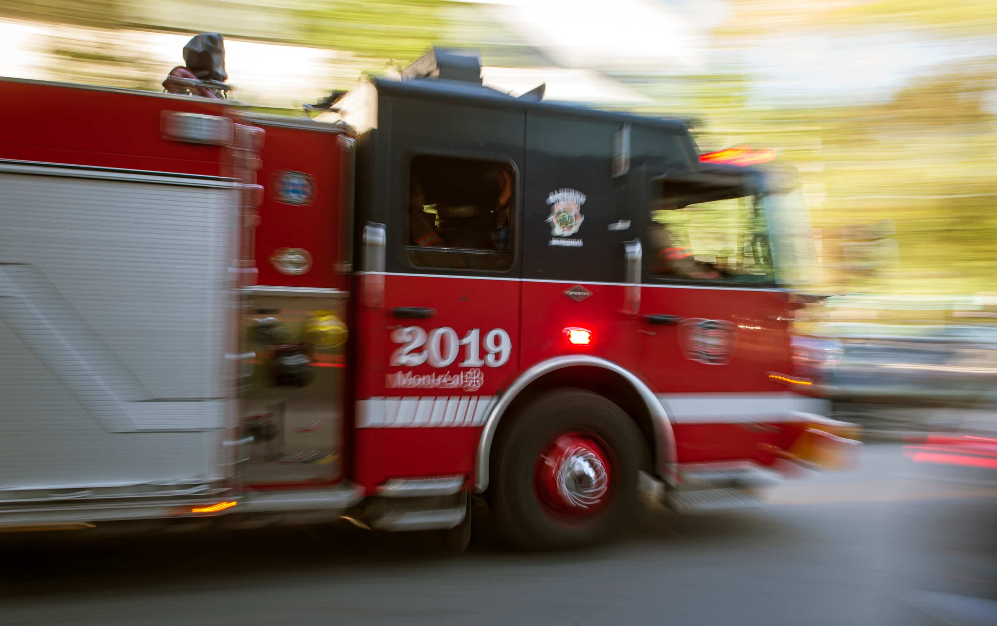 Le suspect pris en flagrant délit: un citoyen sauve un commerce d'un incendie criminel