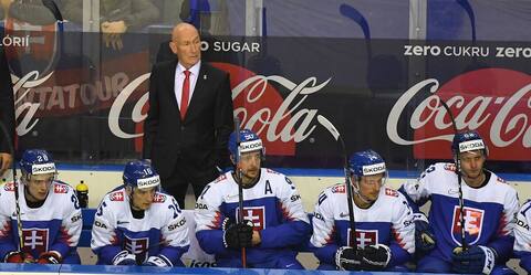 Craig Ramsay derives le banc de la Slovaquie au Championnat mondial de hockey.