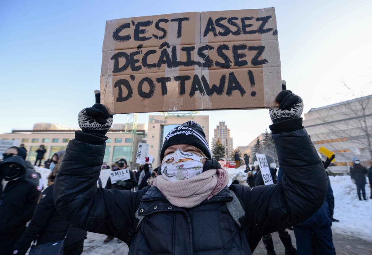 Des r&eacute;sidents d'Ottawa manifestent contre le &laquo;Convoi de la Libert&eacute;&raquo;