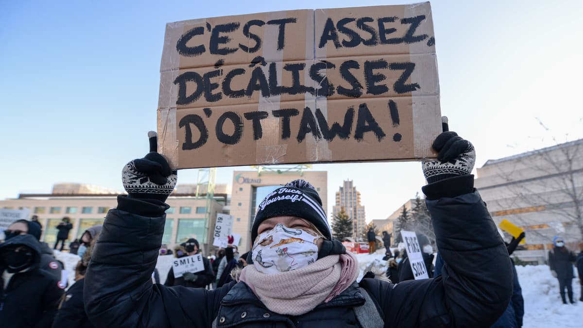 Des résidents d'Ottawa manifestent contre le «Convoi de la Liberté»