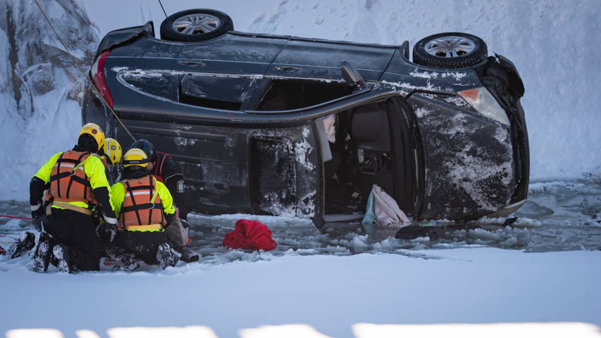 Une voiture plonge dans le canal Lachine après un accident; une femme perd la vie