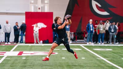 Rohan Jones, na obra por ocasião do Pro Day da Universidade de Arkansas, fez com que as equipes da NFL o observassem durante os testes físicos.