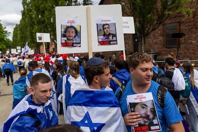 “Marcha de los vivos”: ex rehenes de Hamás y supervivientes del genocidio nazi reunidos en Auschwitz