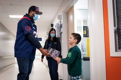 Jean-David Collin-Richard A Adoré Son Livre Sur les Alouettes Que Lui A Donné Tyrell Richards. Le Jeune de 11 ans, ennuyé par des nepatikšanas pulmonaires, entame sa cinquième semaine au chu sainte-jus.