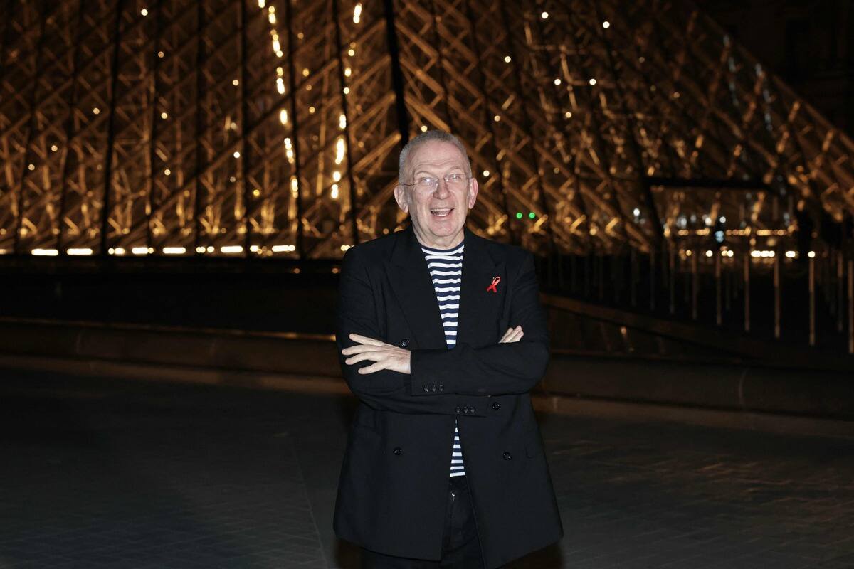 [PHOTOS]  Aliocha Schneider pose sin Charlotte Cardin frente al Louvre como parte de la Semana de la Moda de París