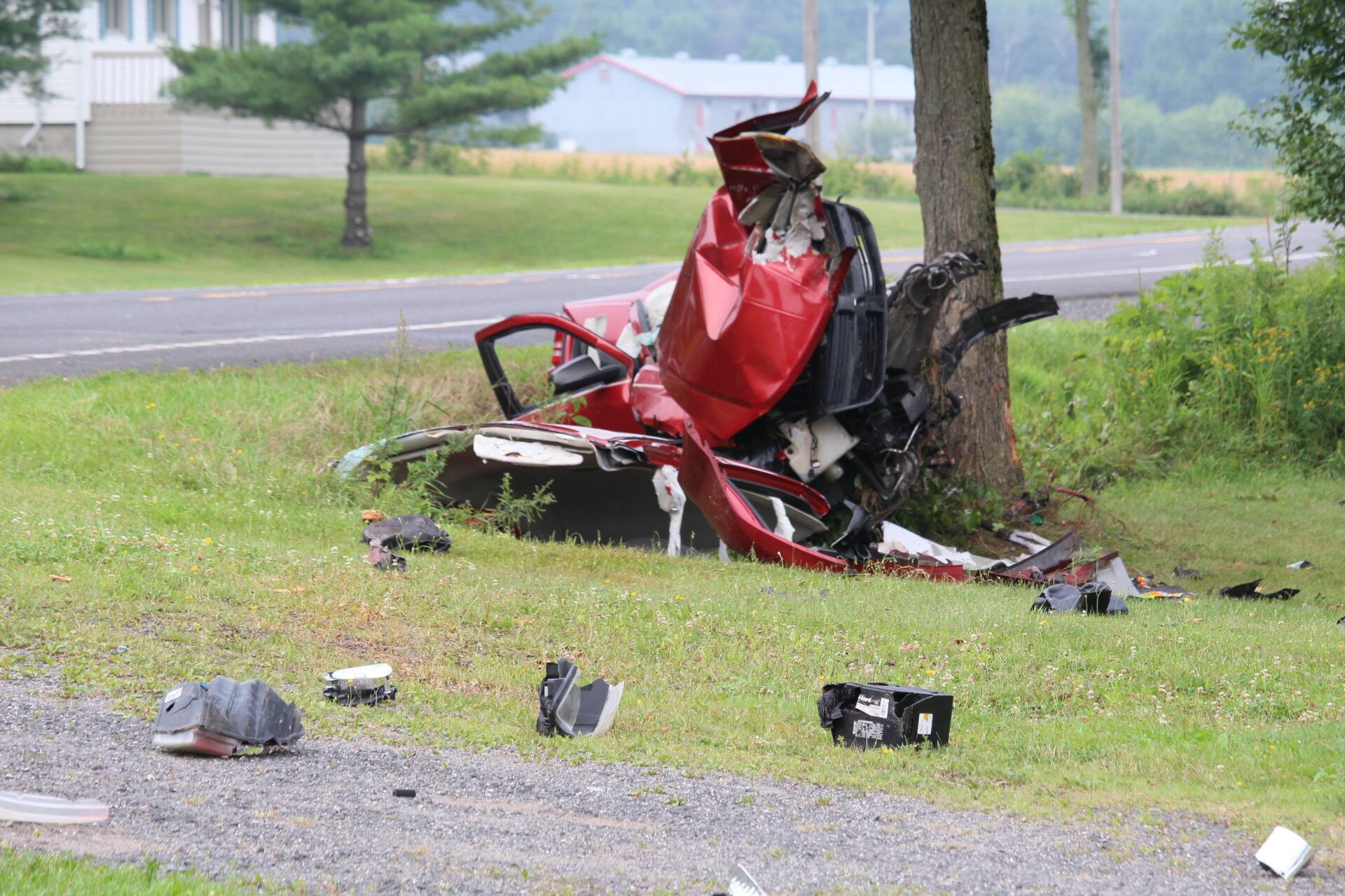 Accident mortel survenu vers 6 hrs secteur St Nicolas.Québec 08 Août 2026.Sesteur du 2346 Marie Victorin st Nicolas un  véhicule est entré de plein fouet dans un arbre.Le conducteur n'a eu aucune chance,Photo Agence Qmi NumériQ,Marc Vallières