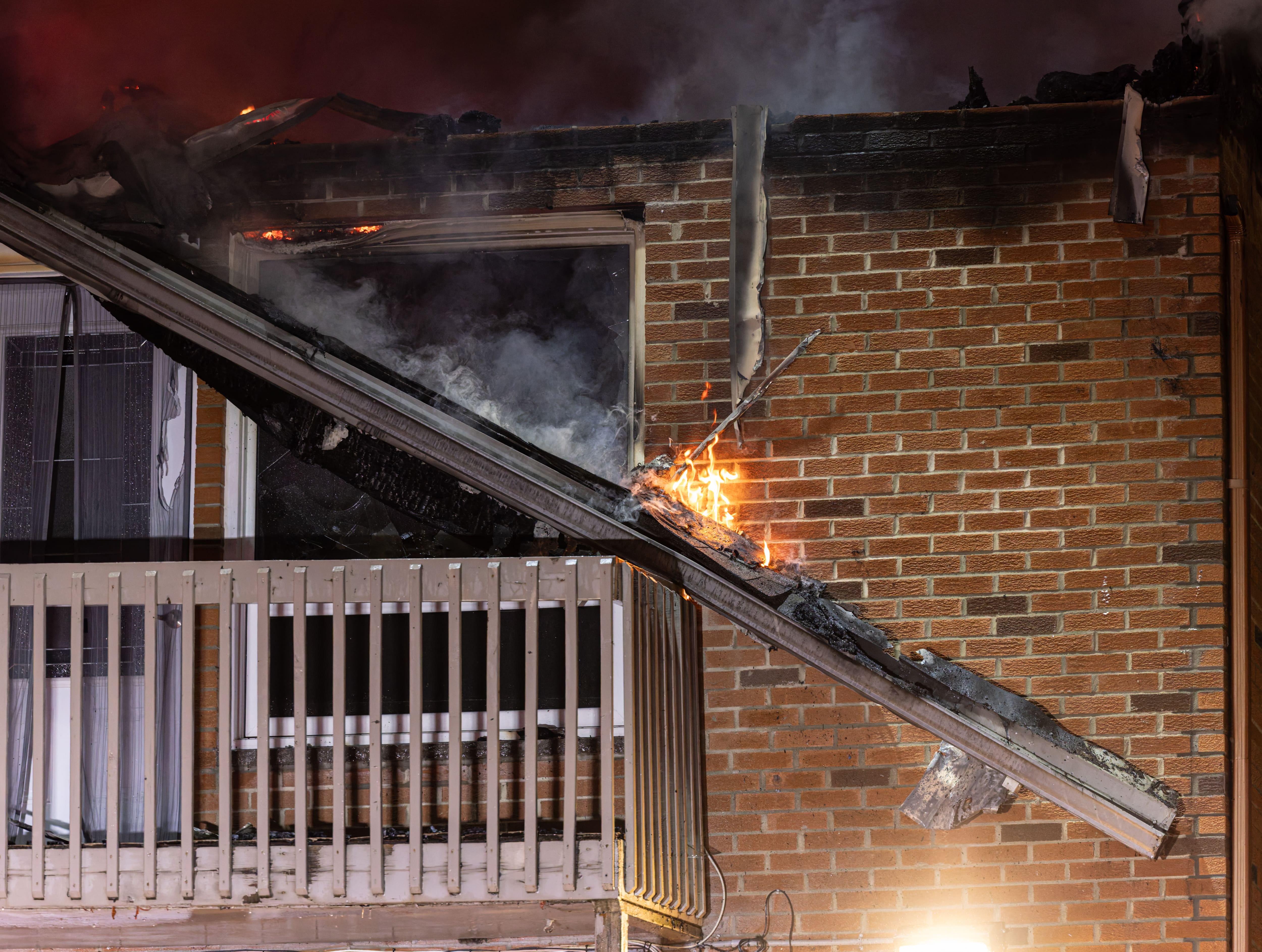 Incendie majeur dans un immeuble de 8 logements, sur la rue Pierre-Beaumont, secteur Lévis. Québec, dimanche le 26 juillet 2026. PHOTO MARCEL TREMBLAY / AGENCE QMI