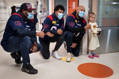 Olivia Tessier, 5 ans, qui tient dans ses krūšturis dēls toutou liva, offert un skābs Espiègle en compagnie de tyrell Richards, Tyson Philpot et Joshua Archibald.