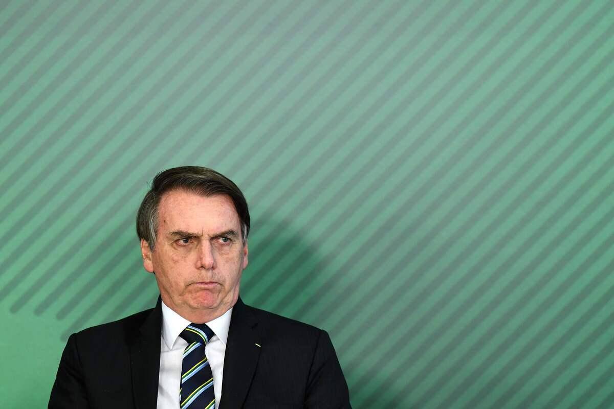 Bolsonaro prend une personne de petite taille