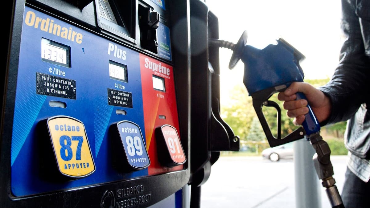 Essence: plus de la moitié des Canadiens réduisent leurs déplacements en voiture