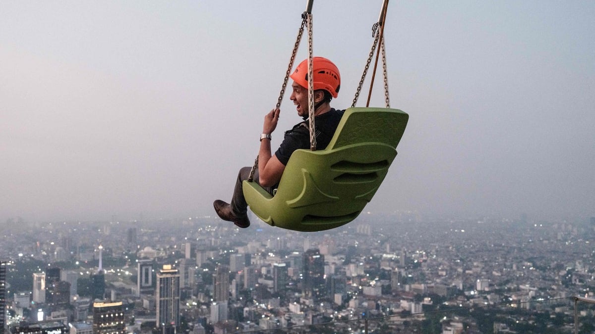 Expérience à couper le souffle: se balancer les pieds dans le vide à Jakarta