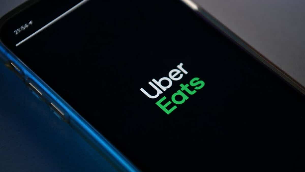 Entente SAQ–Uber Eats: Québec solidaire dénonce un virage «irresponsable» au profit des géants étrangers