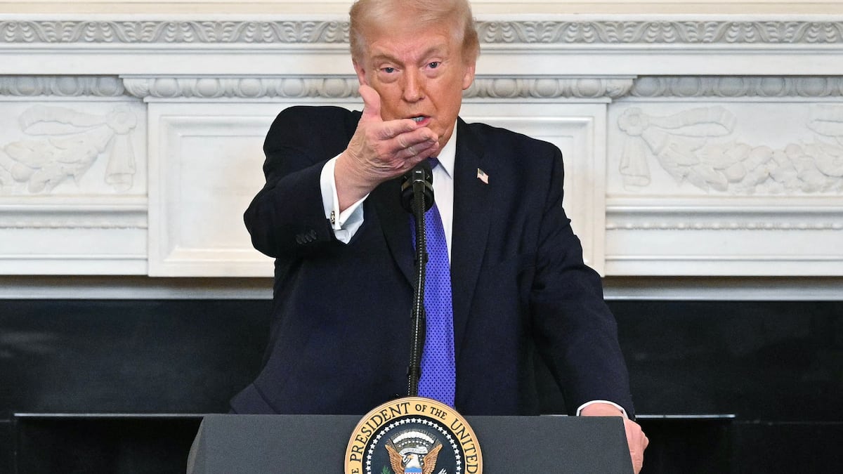 Trump «envisage» une frappe limitée contre l’Iran