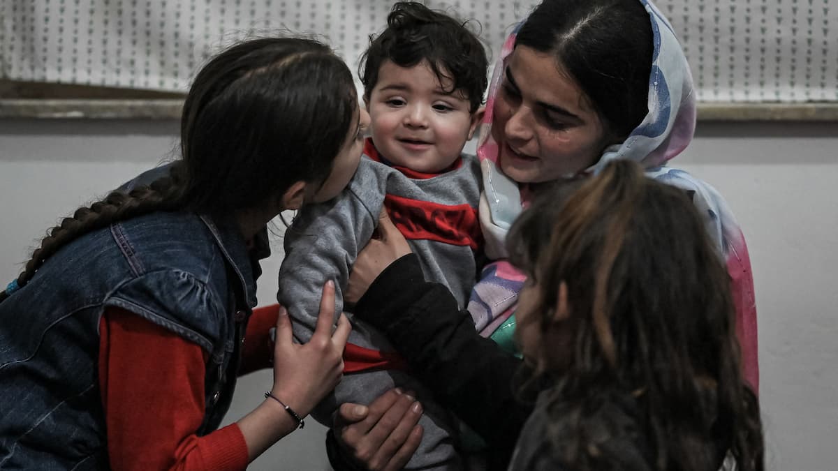 Disparu dans le chaos de l'aéroport de Kaboul, un bébé afghan retrouve sa famille
