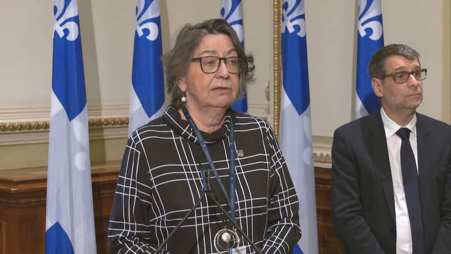 Image principale de l'article La députée Claire Samson s'allume une cigarette