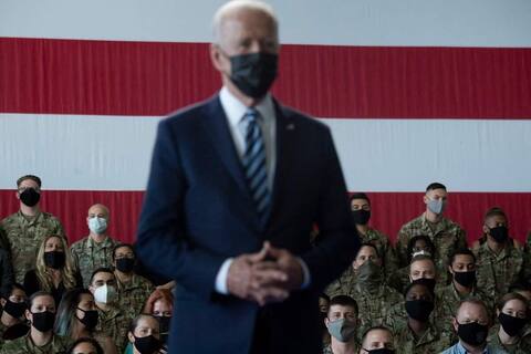 Biden arrive en Europe avec dans ses valises la promesse de vaccins pour le monde