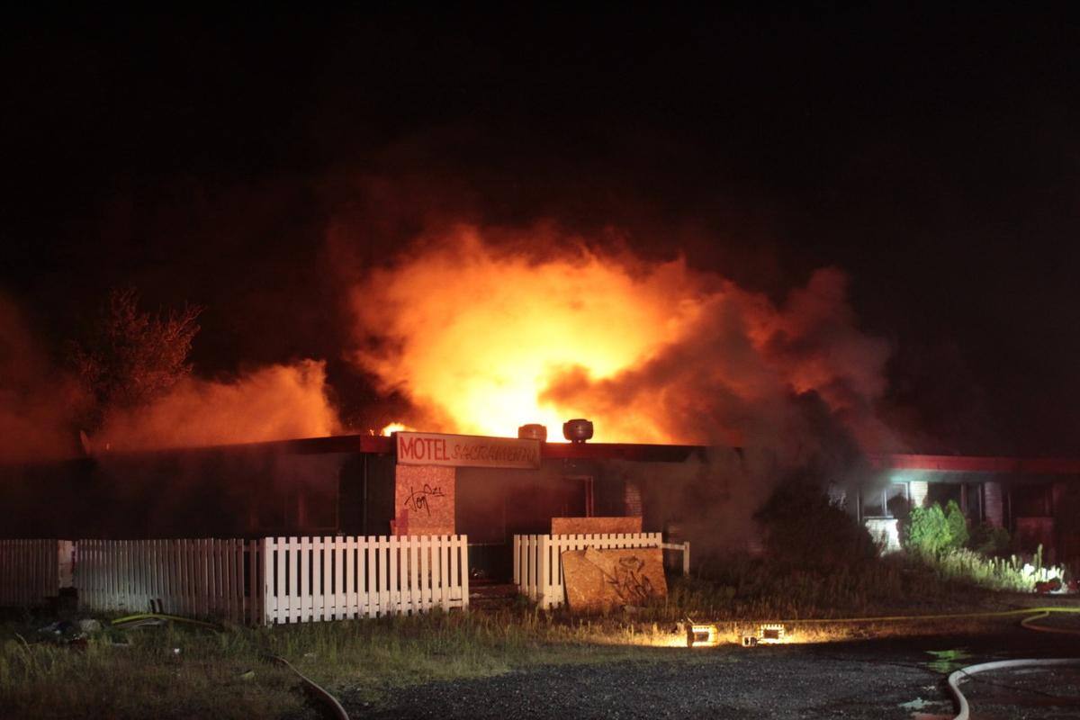 EN IMAGES | Un incendie suspect d&eacute;truit un ancien motel qui devait &ecirc;tre d&eacute;moli au Mont-Saint-Hilaire
