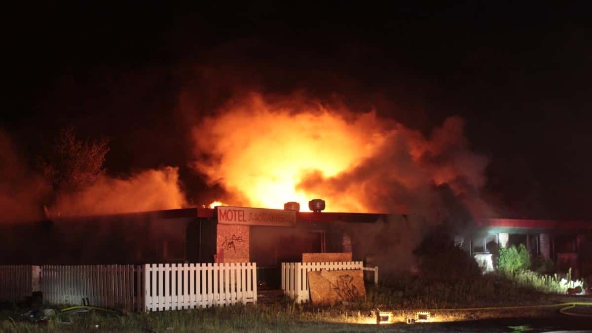 EN IMAGES | Un incendie suspect détruit un ancien motel qui devait être démoli au Mont-Saint-Hilaire