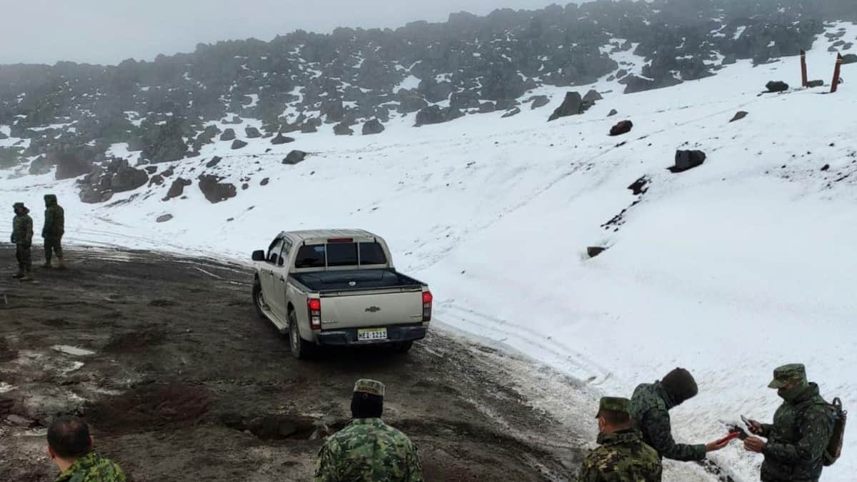 Quatro mortos em avalanche em um vulcão coberto de neve no Equador Quatro mortos em avalanche em um vulcão coberto de neve no Equador