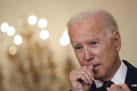 Attaque à Kaboul: Biden promet des représailles et confirme le retrait le 31 août