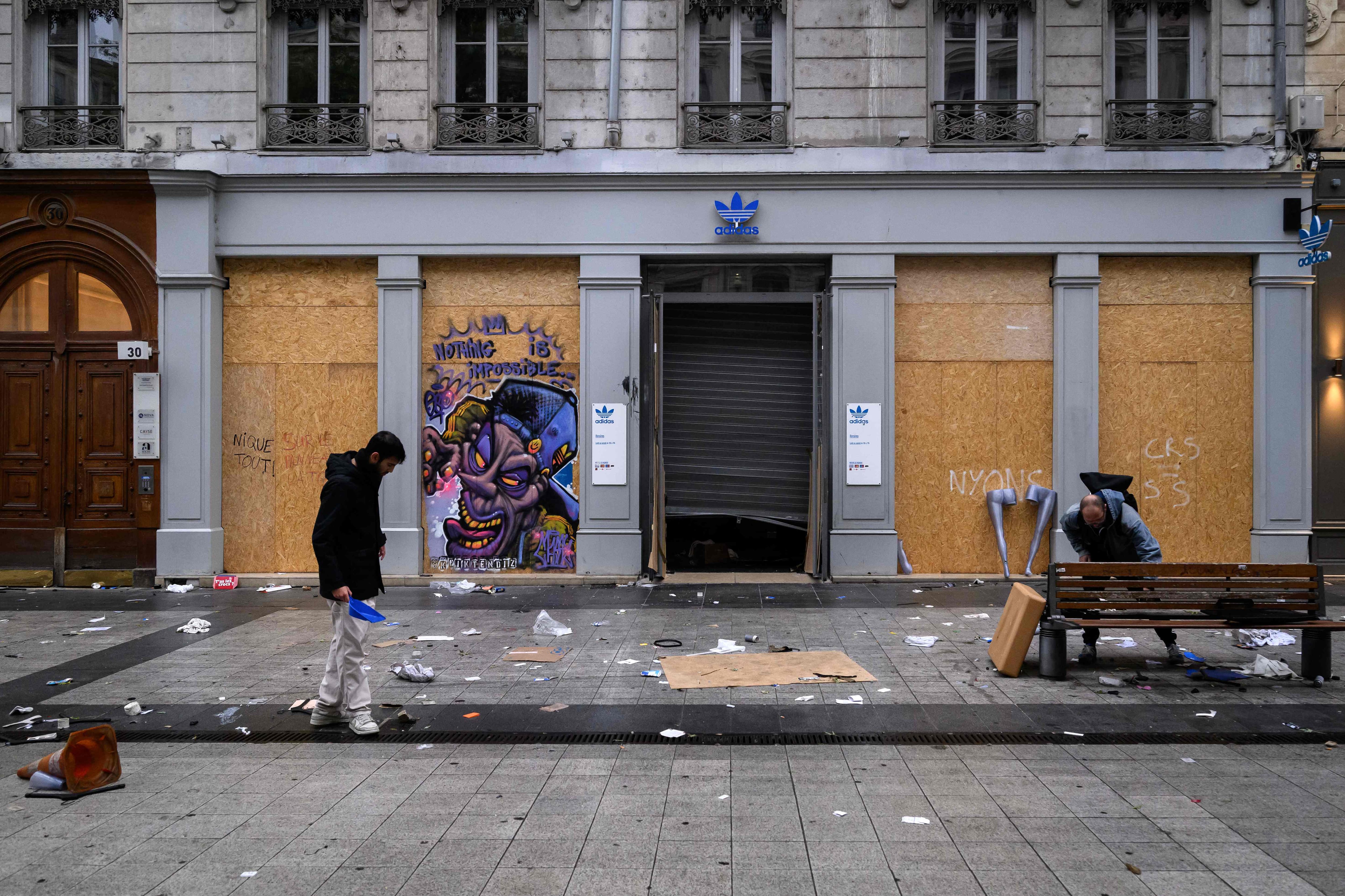 Violentes manifestations en France: des centaines de millions d'euros de dégâts, 1500 commerçants touchés