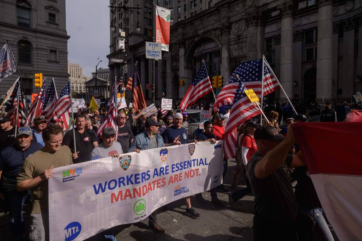 Obligation vaccinale &agrave; New York: 3 000 employ&eacute;s municipaux menac&eacute;s de perdre leur emploi