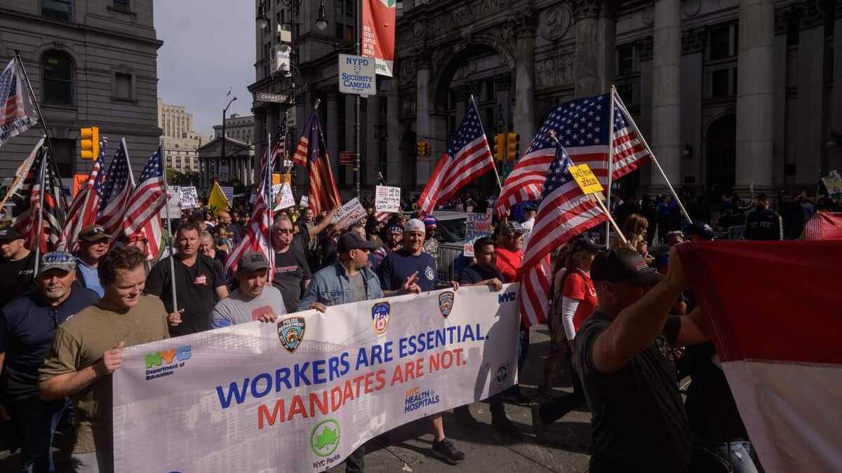 Obligation vaccinale à New York: 3 000 employés municipaux menacés de perdre leur emploi